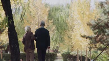 老年夫妇男人步行快乐画面