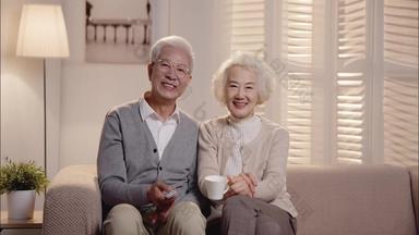 老年夫妇女人高兴的影视实拍