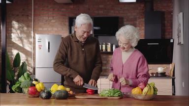 老年夫妇男人关爱户内餐具视频