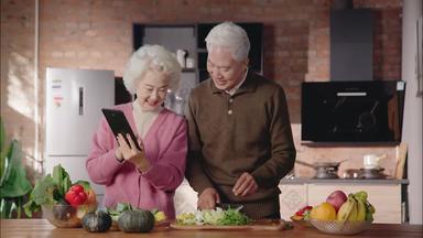 老年夫妇女人餐具视频素材