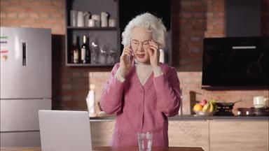 优雅的老年女性打电话购物影像