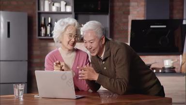老年夫妇女人杯子通讯视频