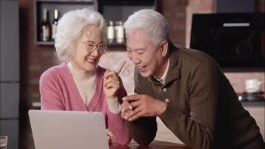 老年夫妇女人幸福水平构图说话视频