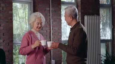 老年夫妇女人关爱退休清晰实拍