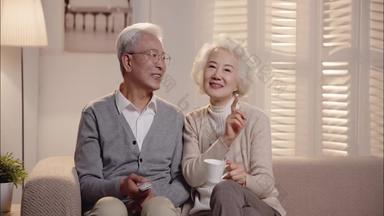 老年夫妇男人高兴的宣传片