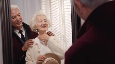 老年夫妇男人笑户内帮助优质实拍