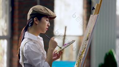 青年女画家在画画绘画横屏信心视频素材