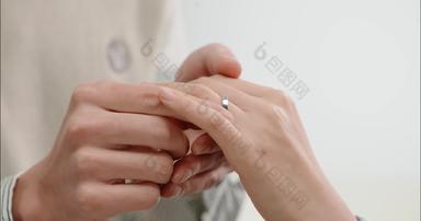 男人给女人戴戒指结婚