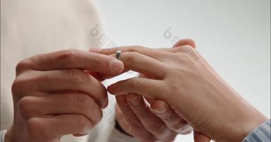 男人给女人戴戒指求婚实拍