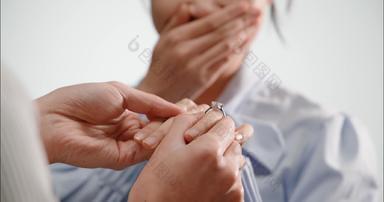 男人给女人戴戒指连接影片实拍