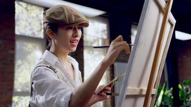 青年女画家在画画放松创新视频
