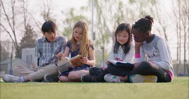 多种族儿童坐在草地上看书生影片画面