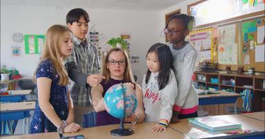 学生与老师研究地球仪高清实拍
