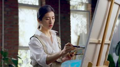 女画家在创作职业自信画视频