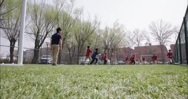 国际学校学生在踢足球友谊清晰视频
