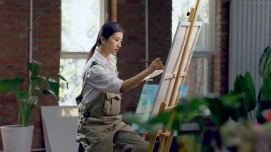 青年女画家在画画调色板放松美术工作室视频
