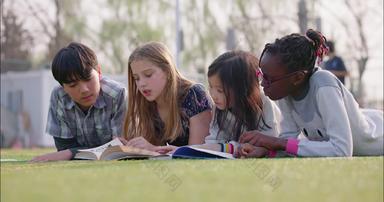 多种族儿童趴在草地上看书白实拍