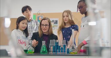 国际学校课堂上做科学实验同学12岁到13岁清晰视频