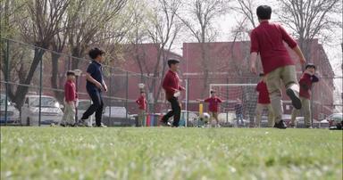 国际学校学生在踢足球学校影片高清实拍