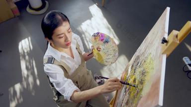 女画家在画画绘制户内艺术家