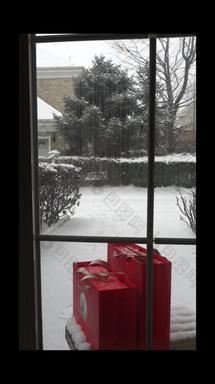 雪中庭院里的礼物雪宣传片