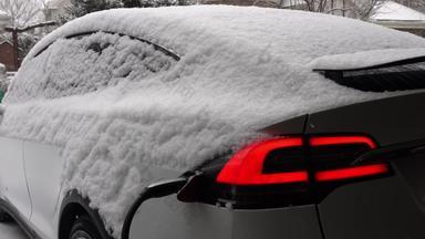 雪中的电动汽车充电环保实拍素材