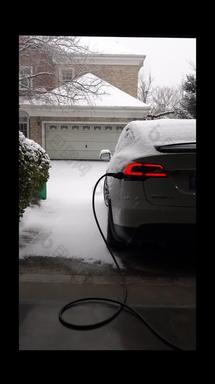雪中的电动汽车充电环境保护宣传素材