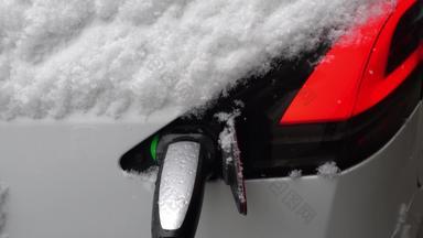 雪中的电动汽车充电电插头场景拍摄