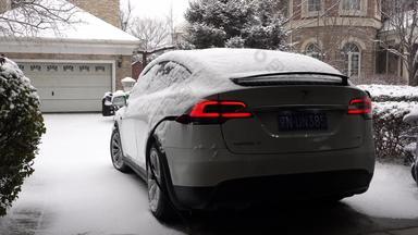 雪中的电动汽车充电覆盖<strong>加</strong>燃料实拍