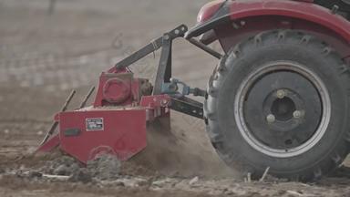 田地里农业体力劳动视频素材