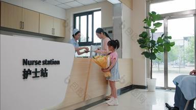 女孩和妈妈到医院探望爷爷儿疗养院优质实拍
