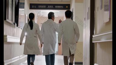 走廊内着急的医务工作者权威健康保健工作员