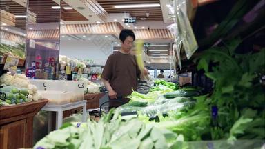 中年男性在超市选购蔬菜茄子便利视频素材