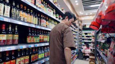 中年男性在超市购物货架