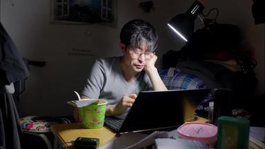 男人在家使用笔记本电脑方便面高质量实拍