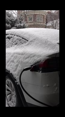 雪中的电动汽车充电环保4K分辨率实拍