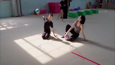 老师和学生上体操课训练服视频
