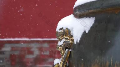 雪中门海上的兽面铜环特写视频