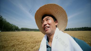 辛苦的农民使用毛巾擦汗户外幸福摄像