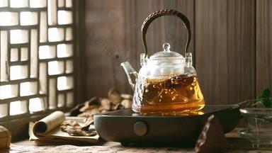 壶中煮沸的养生茶古典式宣传片