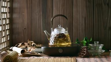 煮沸的养生茶壶户内摄像