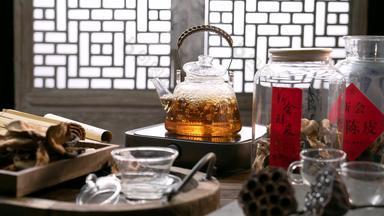 将壶中的茶倒入杯中茶艺传统文化实拍