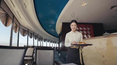 空中餐厅服务员上菜活力摄像