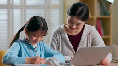 年轻妈妈小学生两个亲情做作业高质量实拍