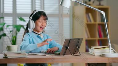 快乐小学生在家上网课耳机高清视频