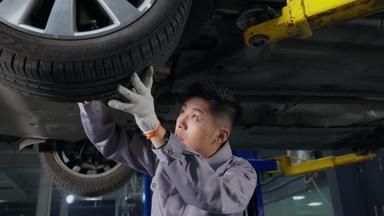 专业的汽车修理人员作业工作服保障素材