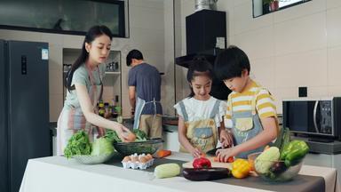 年轻父母教孩子学做饭准备食物影像