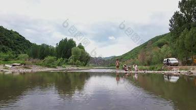 年轻朋友在河边玩耍度假文化镜头