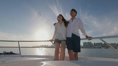 青年夫妇游艇夏天相伴水平构图高质量实拍
