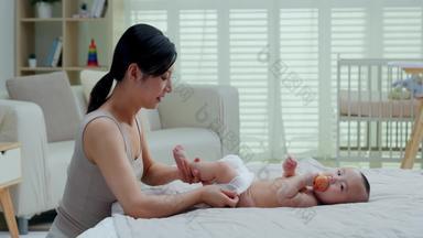 年轻妈妈母子床健康生活方式男婴高清视频